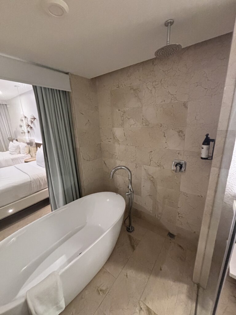 Grand Hyatt Reserve hotel bathroom